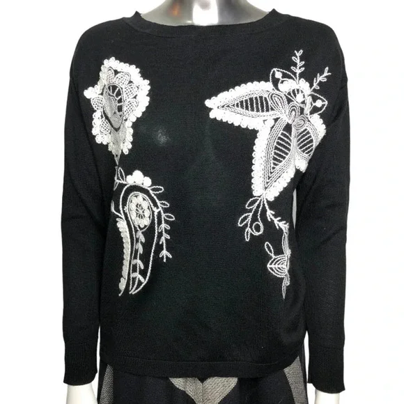 🛍️3/$40 Chaps Black  Embroidered Crewneck Sweater Black Winter White Size Small - Picture 5 of 5